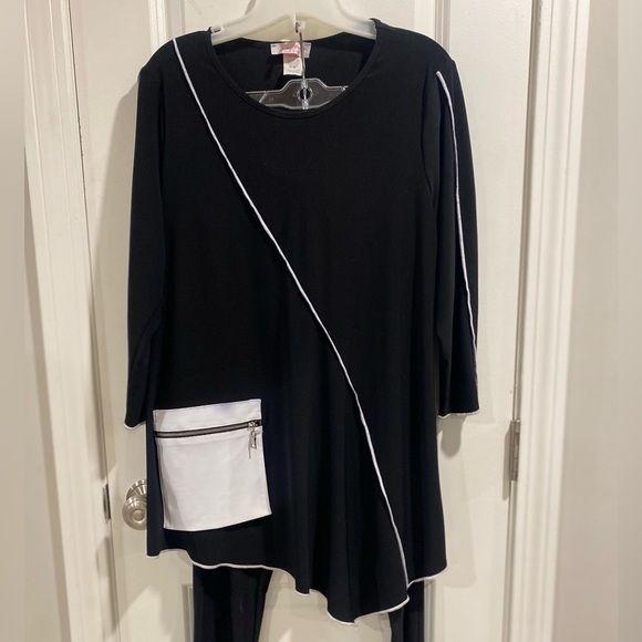 Tops - Fluid black and white drapey tunic top